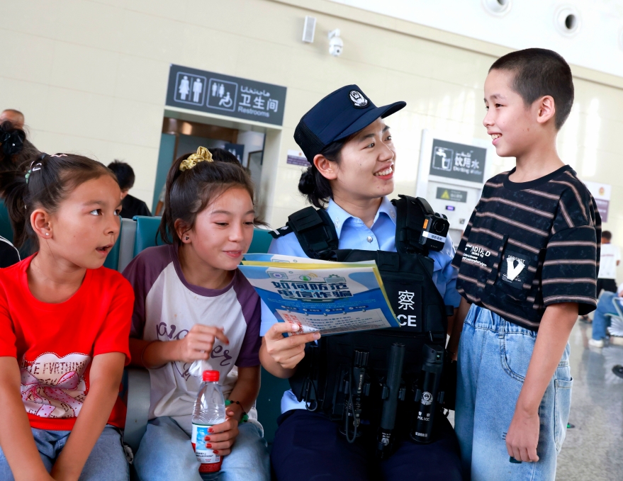 新疆阿克蘇鐵警：反詐宣傳服務(wù)隊守好旅客“錢袋子”
