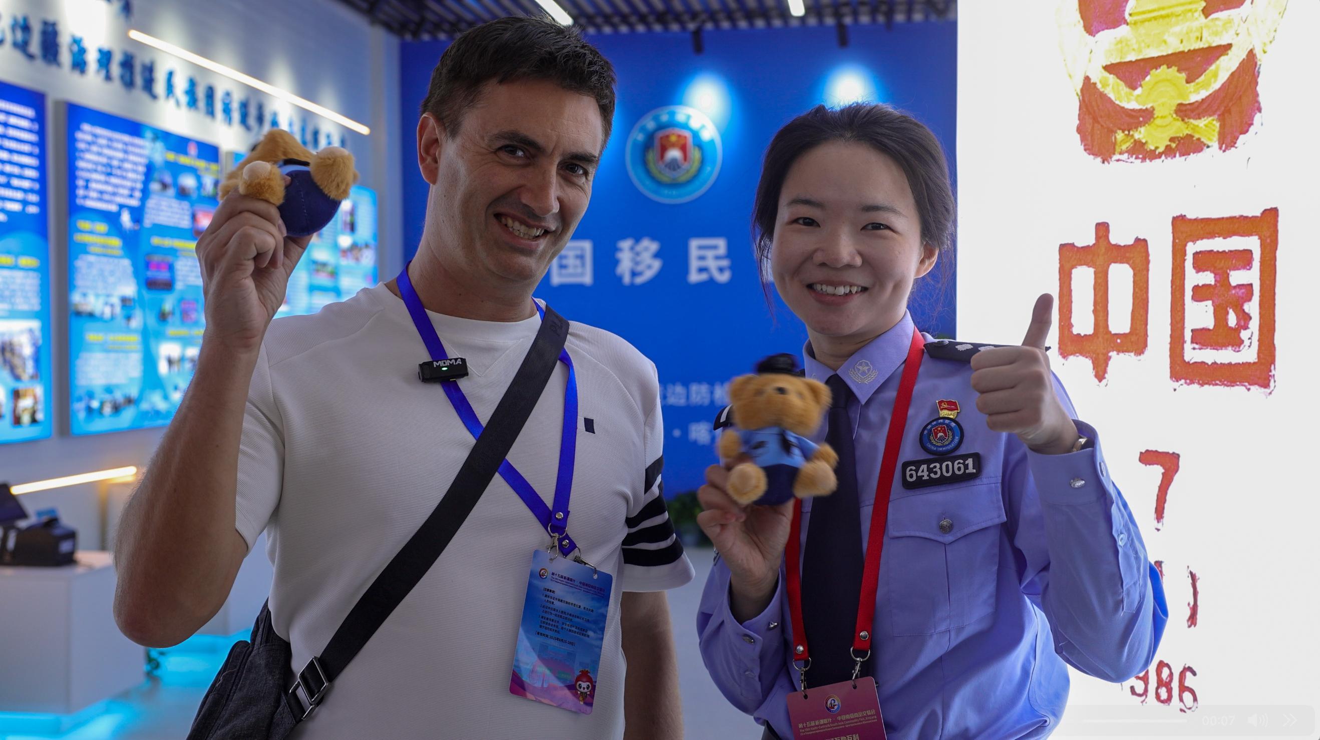 移民管理服務(wù)首次亮相喀交會，獲外商點贊！