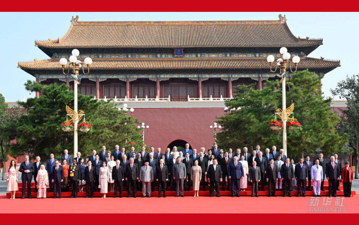 習(xí)近平和彭麗媛迎接外方代表團(tuán)團(tuán)長及其配偶