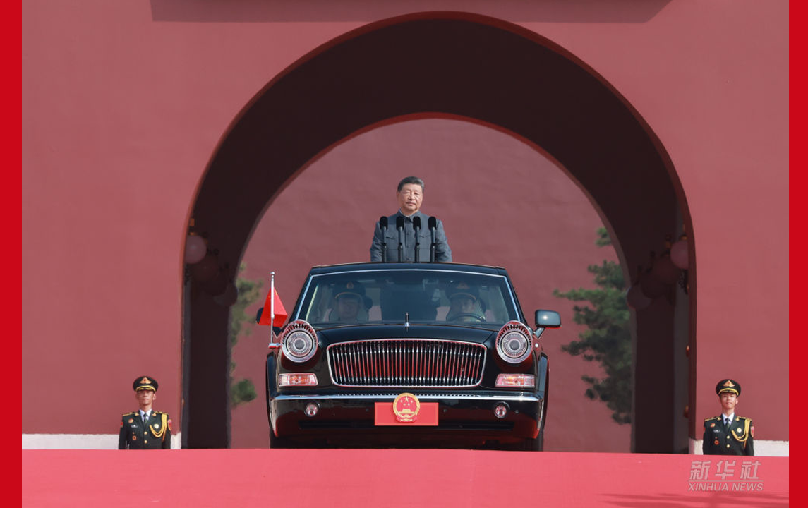 習(xí)近平乘檢閱車經(jīng)過金水橋駛上長安街
